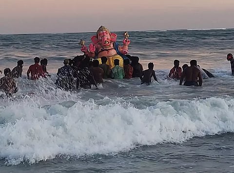 மாவட்டத்தில் பல்வேறு இடங்களில் விநாயகர் சிலைகள் ஊர்வலம் கடல்-ஆற்றில் கரைக்கப்பட்டன