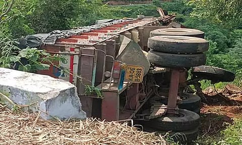 வரட்டுப்பள்ளம் அணை அருகே லாரி கவிழ்ந்து விபத்து