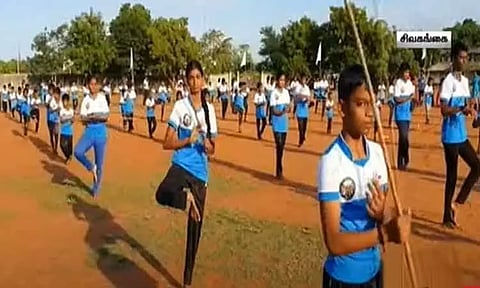 சிவகங்கையில் மாணவர்கள் ஒற்றைக்காலில் ஒரு மணி நேரம் நின்று சிலம்பம் சுற்றி உலக சாதனை