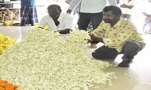 ஈரோடு மார்க்கெட்டில் பூக்கள் விலை கிடுகிடு உயர்வு