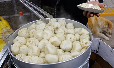 'மோமோஸ்' உணவு தட்டு கீழே விழுந்ததால் வாக்குவாதம்; 40 வயது நபர் குத்திக்கொலை