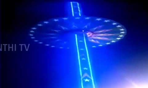 அந்தரத்தில் சுழன்று கொண்டே 50 பேருடன் தரையில் விழுந்து நொறுங்கிய ராட்சத ராட்டினம் - கதிகலங்க வைக்கும் காட்சி...!