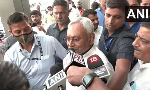 பீகார் முதல்-மந்திரி நிதிஷ்குமார் டெல்லி வருகை - ராகுல், கெஜ்ரிவால் உள்ளிட்டோரை சந்திக்க திட்டம்