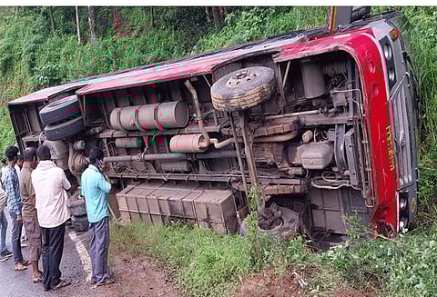 அரசு பஸ் கவிழ்ந்து விபத்து; 21 பேர் படுகாயம்
