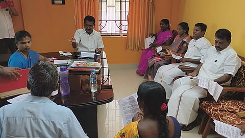 அதிகாரிகளை கண்டித்து யூனியன் கூட்டத்தை புறக்கணித்த கவுன்சிலர்கள்