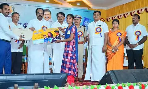 637 மாணவிகளுக்கு கல்வி ஊக்கத்தொகை