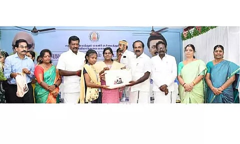 271 மாணவிகளுக்கு மாதம் ரூ.1,000 வங்கி கணக்கில் செலுத்தும் ஆணை