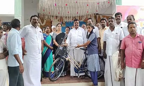 மாணவ-மாணவிகளுக்கு விலையில்லா சைக்கிள்
