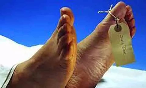 பூட்டிய வீட்டுக்குள் பிணமாக கிடந்த சுகாதார ஆய்வாளர்