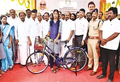 சமூகநீதியும், சமத்துவமும் வளர்வதற்காகத்தான் இலவசங்கள் வழங்கப்படுகிறது- அமைச்சர் எ.வ.வேலு