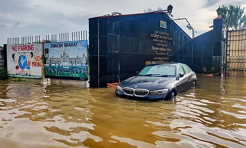 வெள்ளத்தில் மிதக்கும் பெங்களூரு: 'வெனிஸ் நகரமாக மாறிவிட்டது' கலாய்க்கும் நெட்டிசன்கள்