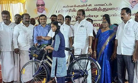 இலவசம் கொடுப்பது பணக்காரனையும், ஏழையையும் சமன்படுத்துகிற ஒரு முயற்சிதான்