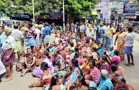 தேனியில் மயானத்தில் கழிப்பிடம் கட்ட எதிர்ப்பு: பிணத்தை அடக்கம் செய்யாமல் மக்கள் சாலை மறியல்