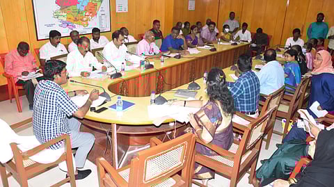 காலை சிற்றுண்டி வழங்குவது குறித்து அதிகாரிகளுடன் கலெக்டர் ஆலோசனை