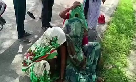 உ.பி: பணம் தராததால் கர்ப்பிணியை நடுரோட்டில் இறக்கிவிட்ட ஆம்புலன்ஸ் டிரைவர்