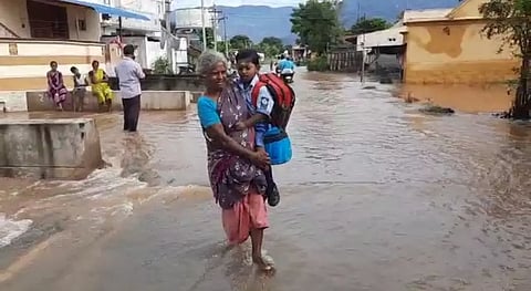 300 ஏக்கர் விவசாய நிலங்கள் வெள்ளநீரில் மூழ்கின