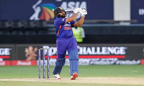 செக்யூரிட்டியை பதம் பார்த்த ரோகித் சர்மாவின் அசத்தல் சிக்சர்...! வைரல் வீடியோ