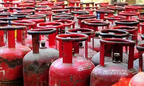 கியாஸ் சிலிண்டர் முன்பதிவு செய்வதில் கோளாறு: பிரச்சினை சரி செய்யப்பட்டு வருவதாக தகவல்