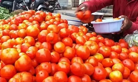 வெளிச்சந்தை விலை உயர்வை கட்டுப்படுத்த பண்ணை பசுமை நுகர்வோர் கடையில் ஒரு கிலோ தக்காளி ரூ.42-க்கு விற்பனை