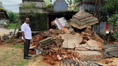 வேப்பனப்பள்ளியில் கனமழைக்கு சிவன் கோவில் இடிந்து விழுந்தது பக்தர்கள் அதிர்ச்சி