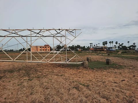 உயர் அழுத்த மின்கோபுரம் திடீரென சாய்ந்தது