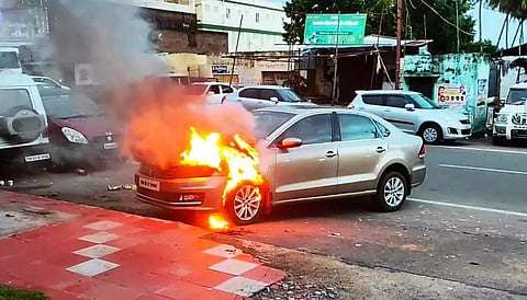 பழனியில் விவசாயி காரில் திடீர் தீ