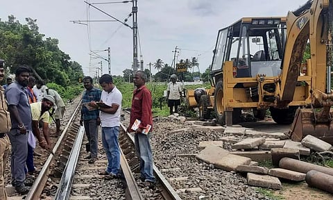 பழைய தண்டவாளத்தை அகற்றிவிட்டு, புதுப்பிக்கும் பணி