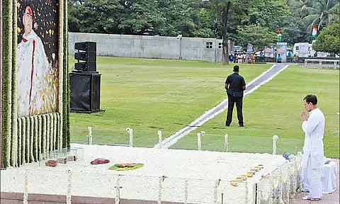 ஸ்ரீபெரும்புதூரில் ராஜீவ்காந்தி நினைவிடத்தில் கண்ணீர் சிந்திய ராகுல்காந்தி