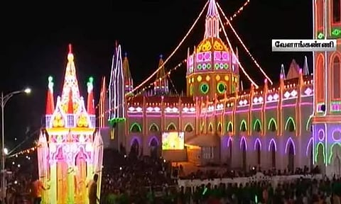 வேளாங்கண்ணி தேவாலயத்தில் பெரிய தேர்பவனி திருவிழா - கொட்டும் மழையில் ஆயிரக்கணக்கானோர் பங்கேற்பு