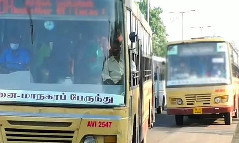 அண்ணாநகரில் மாநகர பஸ்சை மறித்து ரகளை: கல்லூரி மாணவர்கள் பட்டாக்கத்தியை காட்டி விரட்டி அடிப்பு