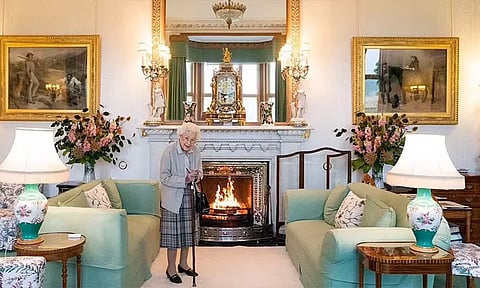 இங்கிலாந்து ராணி உடல்நிலை கவலைக்கிடம் ; டாக்டர்கள் தீவிர கண்காணிப்பு