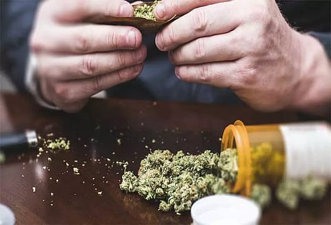 காரில் கடத்திய 60½ கிலோ கஞ்சா பறிமுதல்; 2 பேர் கைது