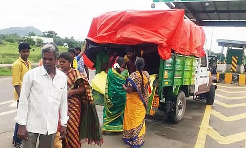 ஆட்களை ஏற்றி வந்த சரக்கு வேன் பறிமுதல்