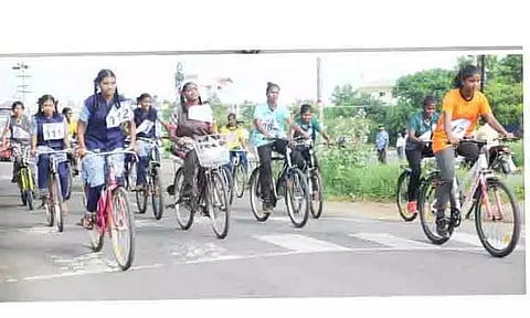 அண்ணா பிறந்தநாளையொட்டி பள்ளி மாணவ-மாணவிகளுக்கு சைக்கிள் போட்டி
