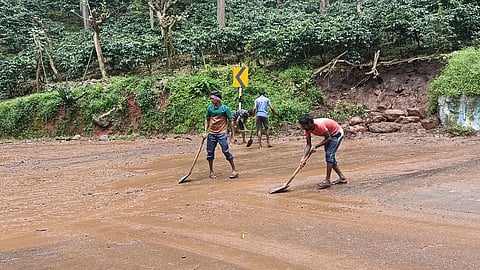 ஏற்காடு மலைப்பாதையில் மீண்டும் போக்குவரத்து தொடக்கம்