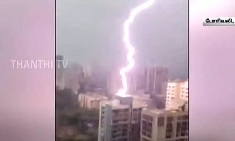 மும்பை: அடுக்குமாடி குடியிருப்பை தாக்கிய மின்னல் - பதறவைக்கும் காட்சிகள்