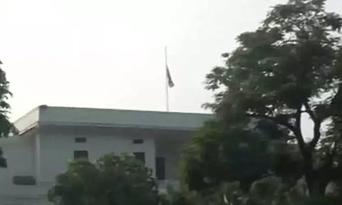 ராணி எலிசபெத் மறைவு: டெல்லியில் உள்ள பிரிட்டன் தூதரகத்தில் அந்நாட்டின் கொடி அரை கம்பத்தில் பறக்கவிடப்பட்டது