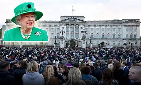 ராணி எலிசபெத் மறைவு: பக்கிங்காம் அரண்மனை முன் திரண்ட மக்கள்...!
