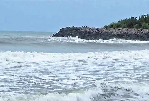 மாமல்லபுரத்தில் பலத்த கடல் சீற்றம்