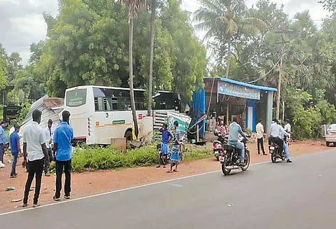 தாறுமாறாக ஓடிய தனியார் நிறுவன பஸ் ஒட்டலுக்குள் புகுந்தது; 31 பேர் காயம்