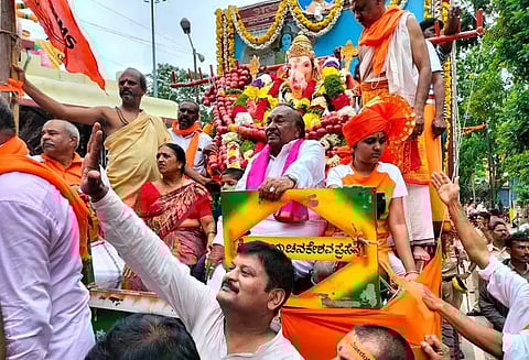 இந்து மகாசபை சார்பில் விநாயகர் சிலை ஊர்வலம்; முன்னாள் மந்திரி ஈசுவரப்பா கலந்து கொண்டார்