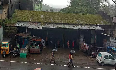 பராமரிப்பு இல்லாத வால்பாறை பஸ் நிலையம்-சீரமைக்க பொதுமக்கள் கோரிக்கை