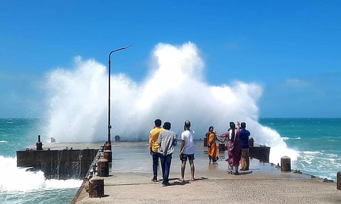 ஆபத்தை அறியாமல் செல்பி எடுத்து விளையாடும் சுற்றுலா பயணிகள்