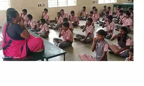 கிளிக்குடி அரசு பள்ளியில் யோகா பயிற்சி