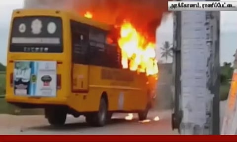 ராணிப்பேட்டை: தனியார் பள்ளி பஸ் திடீரென தீப்பிடித்து எரிந்ததால் பரபரப்பு