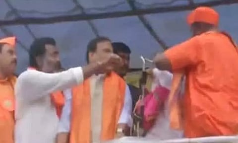 அசாம் முதல் மந்திரி பங்கேற்ற விழாவில் மைக்கை பிடுங்கிய நபரால் பரபரப்பு