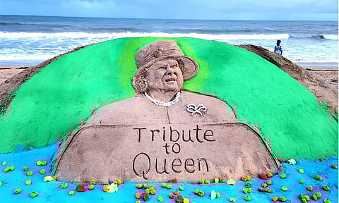 ஒடிசாவில் 740 ரோஜா மலர்களால் இரண்டாம் எலிசபெத் ராணிக்கு மணல் சிற்பம் உருவாக்கி அஞ்சலி!