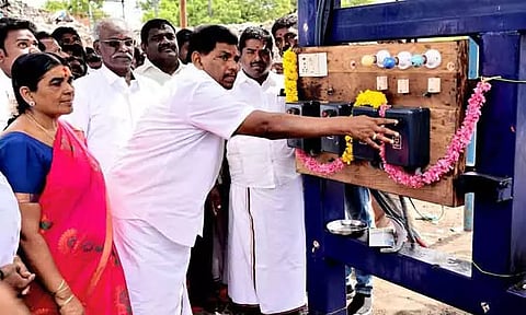 குப்பைமேட்டை அகற்றி தூய்மைப்படுத்தும் பணி; அமைச்சர் தொடங்கி வைத்தார்