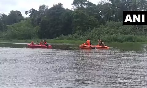 கேரளாவில் ஆரன்முளா படகுப் போட்டிக்கு 50 பேருடன் சென்ற படகு ஆற்றில் கவிழ்ந்து விபத்து; 2 பேர் பலி!