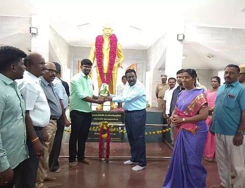 லண்டன் நிகழ்ச்சி ஒத்திவைப்பு எதிரொலி: பென்னிகுயிக் சிலைக்கு கலெக்டா மாலை அணிவித்து மரியாதை